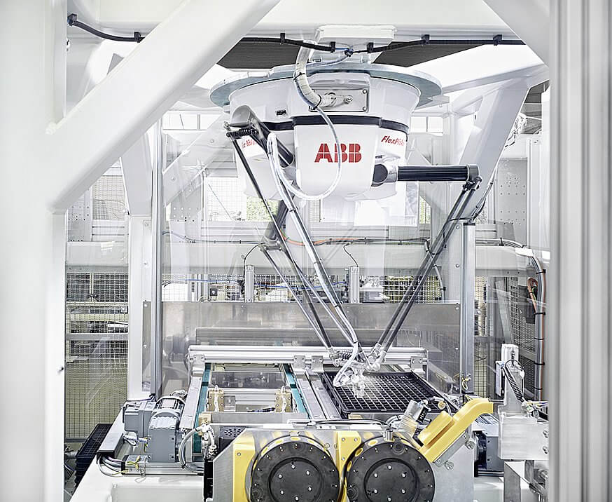 Automatic assembly machine with palletizing robot